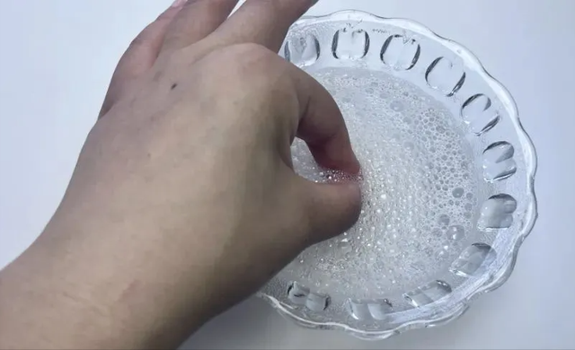 手被胶水粘住，别硬扯，滴上一点这个，立马融化，不疼不伤皮肤