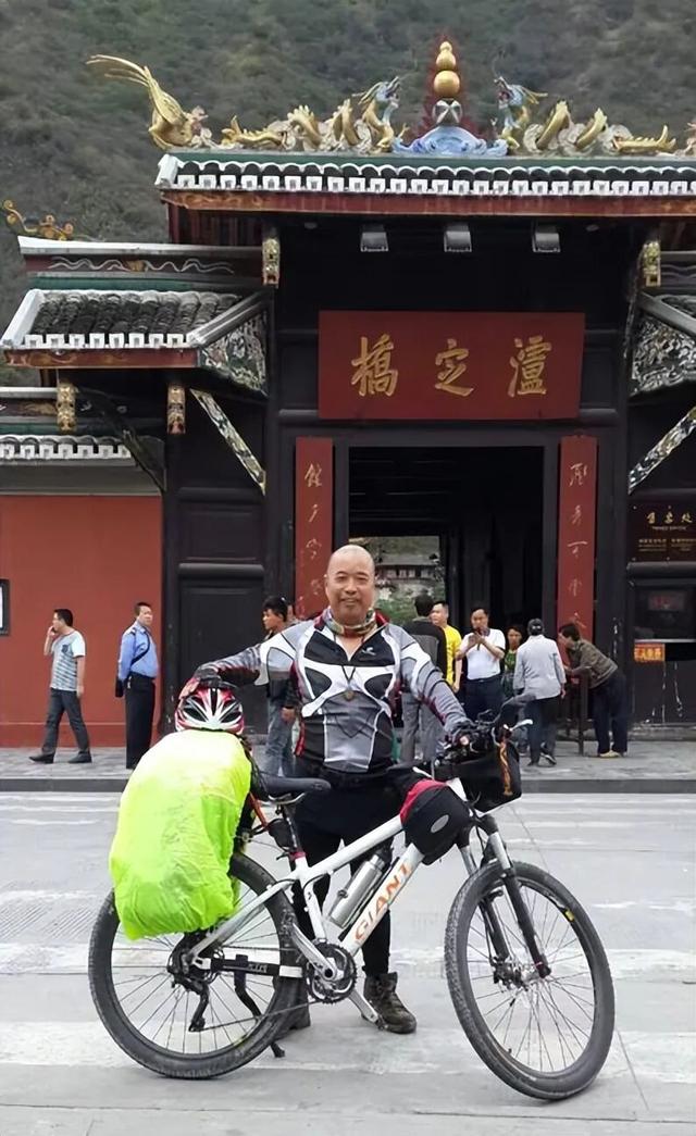 63岁骑行西藏，70岁建奇石馆，越老玩得越嗨