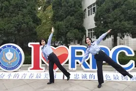 同校同专业同单位同大队，这对姐妹花真有缘！图片