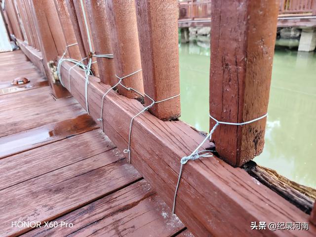 全国文明城市柘城县国家湿地公园榕湖斥巨资升级的人行栈道现状