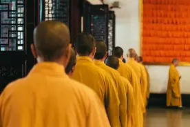 一人不入，是指一个人不去寺庙呢 还是一个人不进没有人的寺庙?图片