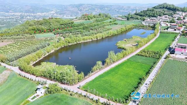 临夏县太子山天池：山水相依的梦幻之境