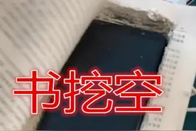 班主任上课突击检查，学生“花式”藏手机，学霸的操作才是高手图片
