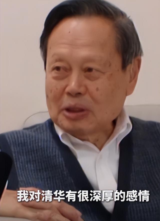 杨振宁身覆国旗，翁帆是家属代表站第一位，重量级好友也到场悼念