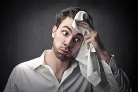 动不动就一身汗，是体虚还是排毒？提醒：可能是这3种疾病征兆图片