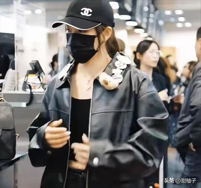 陈梦夺冠后返程北京，穿搭大胆，吊带配皮衣露出腰线，差点认不出