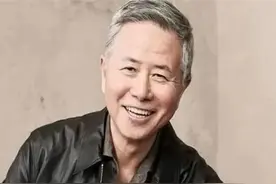 华裔大叔亮相美国相亲秀，意外爆火，众人纷纷为其魅力所倾倒图片