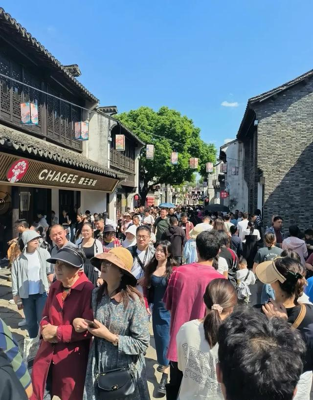 五一杭州彻底挤爆！西湖断桥全是人，游客却纷纷坦言：再挤也值得
