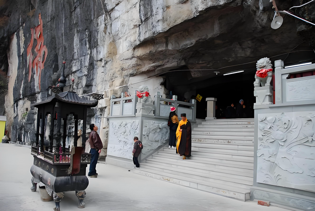 一半岩洞一半屋，广西灵阳寺