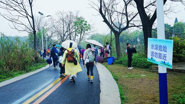 桂林：20000名徒步爱好者漫步美丽的桃花江畔！