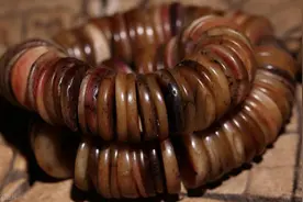 震惊！古玩手串中的“嘎巴拉”知道制作材料和过程，让人毛骨悚然图片