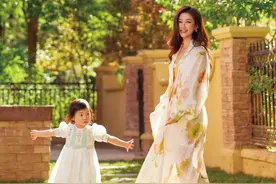 朱珠和女儿拍写真，40岁她风韵犹存，女儿遗传妈妈的梨涡是个美人图片