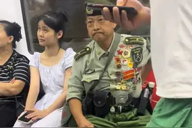大叔穿满身奖章的军装坐地铁，网友的评论太精彩，一起来看一下！图片