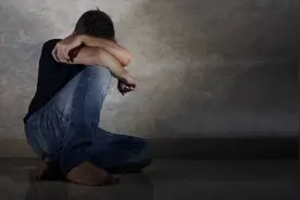 男人的心酸无奈瞬间，就连崩溃都是悄无声息的图片