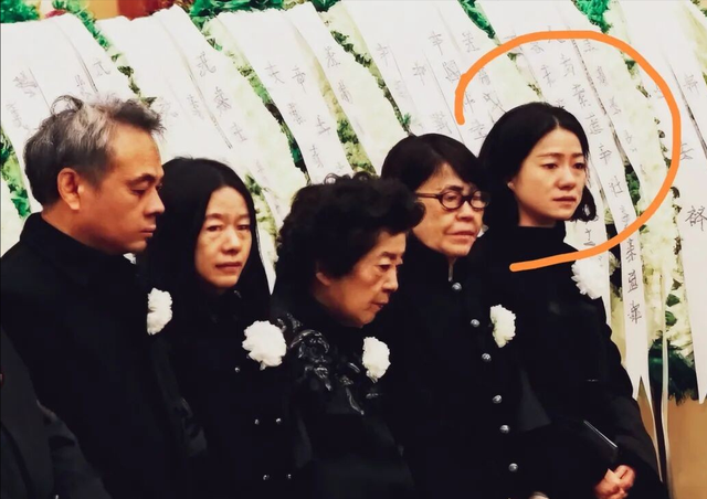 21年非议终成泪！杨振宁追悼会国旗盖身，翁帆站首位神情悲伤