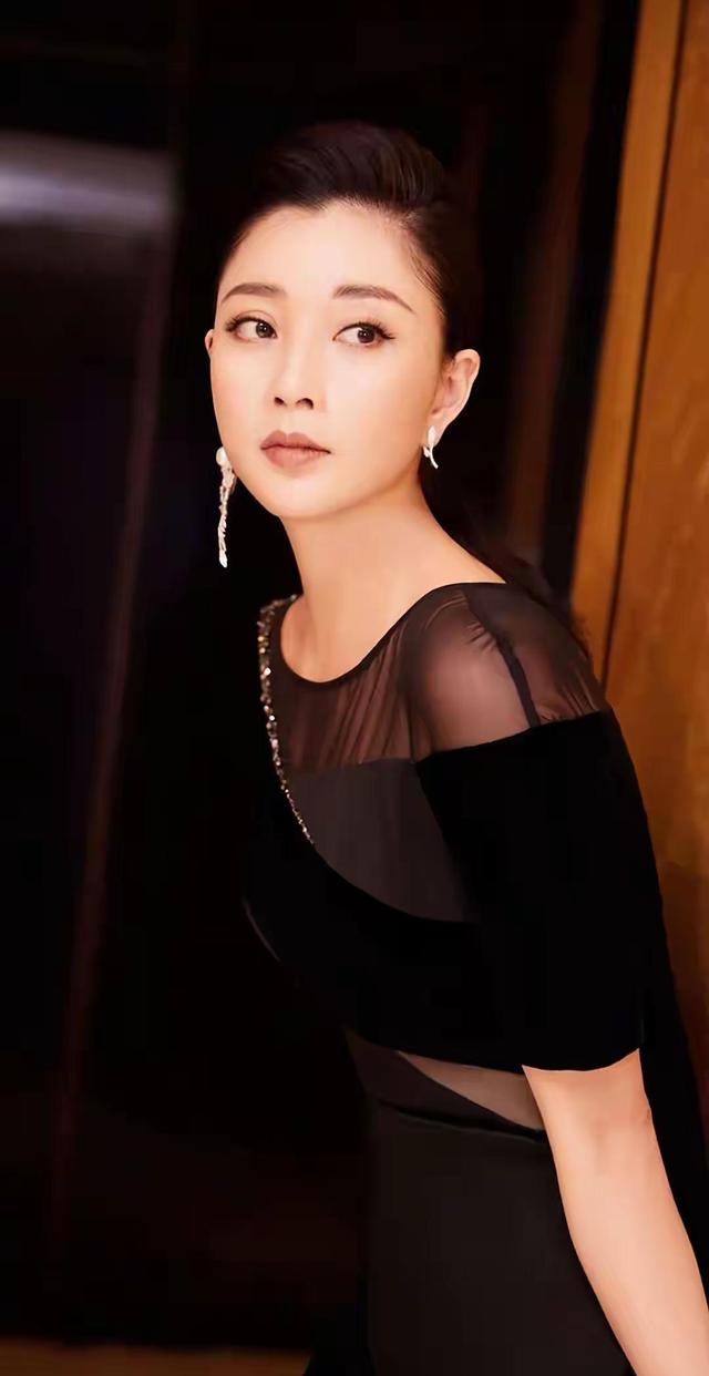 殷桃演技让人眼前一亮，每个角色都活生生，观众：太有感染力了