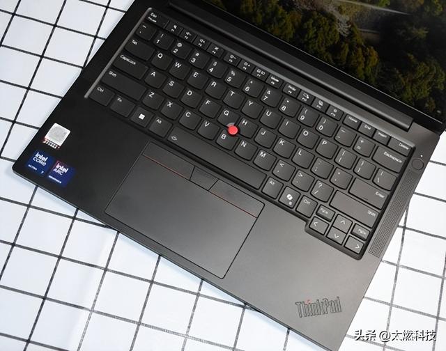ThinkPad E14 2025 AI元启长续航版测评：全天候续航超轻薄商务本