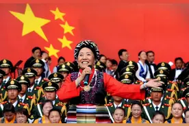 才旦卓玛：生活中有泪水，父母女儿相继离世，她还好吗？图片