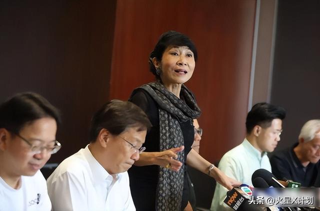 苍天饶过谁！拒唱国歌否认中国籍，俩儿子落户国外，她现状如何？