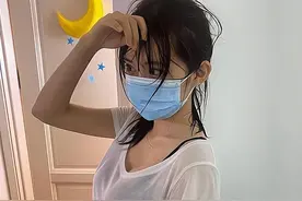 每日一笑：妹子下雨天还穿白上衣，这一湿看着都尴尬啊图片