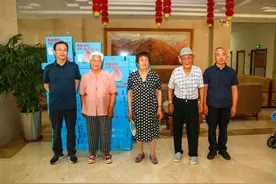 太原地表40℃+！他们想让老人们“桃”醉清凉！图片