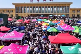 郭有才1000万粉丝，主播云集菏泽南站，狂舞乱唱蹭热度，网友唏嘘图片