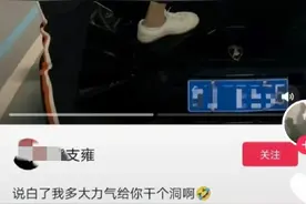 15岁小伙脚踩别人兰博基尼豪车炫耀，引擎盖被踩踏。车主报警后，小伙和家长不理会图片