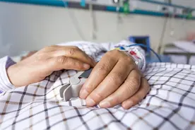 老人住院因子女不来看望自杀 家属向医院索赔49万 律师：子女责任大于医院责任图片