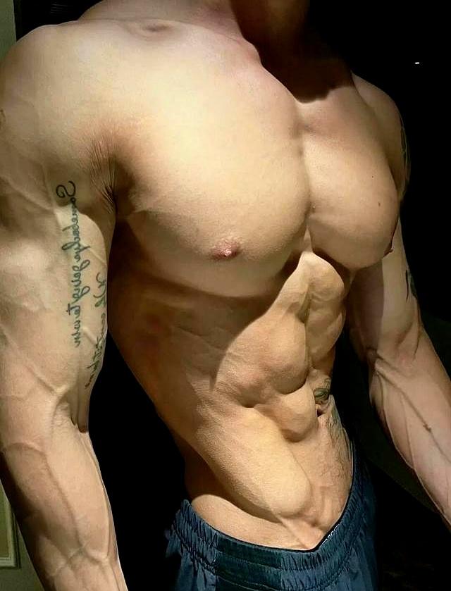 身高187的健身肌肉男网红，野外写真秀身材颜值，简直绝绝子