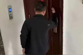 女儿被邻居家儿子亲了，父亲怒气冲冲讨说法，女邻居表情爆笑全场图片