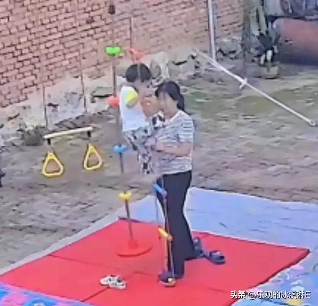 辽宁4岁女童走失新后续：院内监控流出：这才是她活下来的关键！