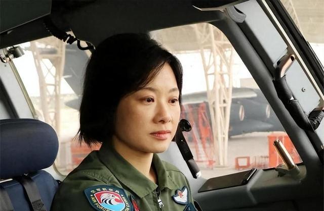 阅兵女机长身份曝光！私生活被扒牺牲太大，老公不简单，央视点名