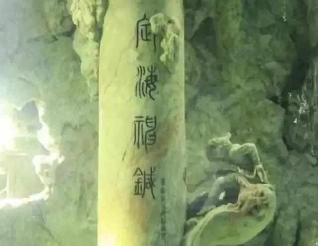 福建男子耗时7年，将一块14吨巨石，凿成“东海龙宫”大鱼缸