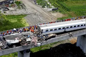 2011年的温州动车事故中，幸存下来的小伊伊，如今过得怎么样了？图片