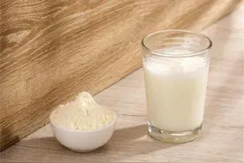 人老了，应该喝纯牛奶还是奶粉？两者的营养价值真的差很大吗图片