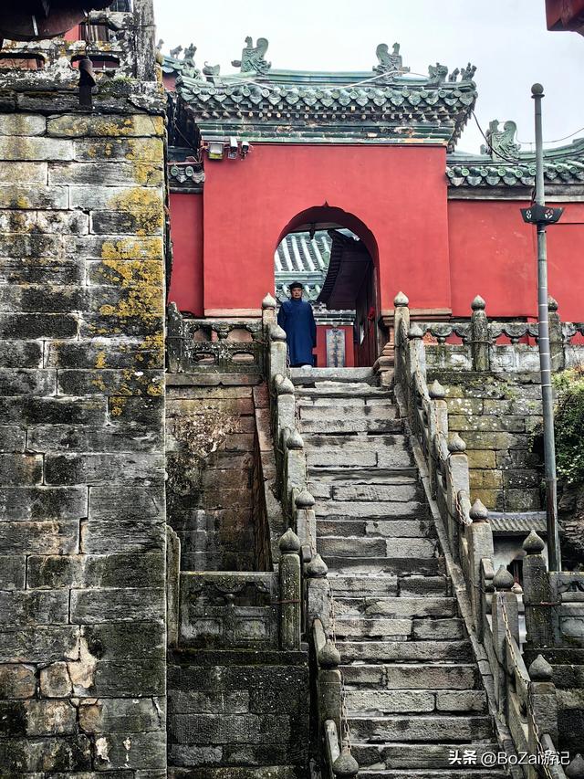 武当山意外之喜！雨中留宿南岩，邂逅古建与自然的绝配