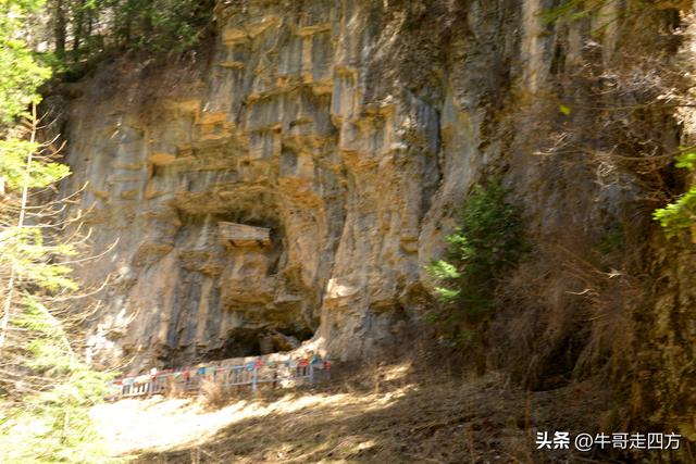 山西宁武石门悬棺：万仞崖龛藏古柩、千年石棺映翠岚