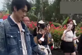 魏大勋屁股翘到可以顶一瓶汽水，网友：我也想尝尝!图片