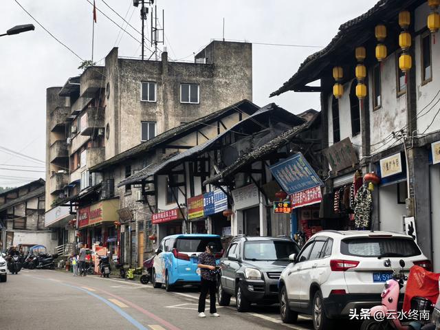 在四川巴盐西运的“盐运第一滩”，我是流着口水逛完这个古镇的