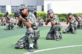 国防教育进校园 点燃学生“强国梦” ——东昌府区开展新学期国防教育“第一课”活动侧记图片