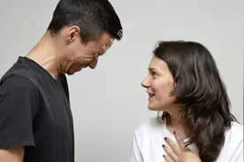 35岁老板娘双重出轨帅小伙，两人不雅视频曝光，内容不堪入目。图片