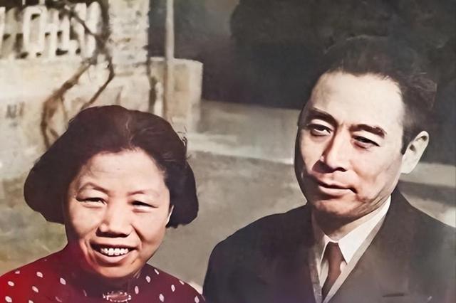 晚年邓颖超透露：恩来在上海有另外一任“妻子”，同居却无争执