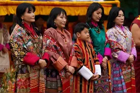 不丹国王：17岁登位，娶同胞4姐妹生10个孩子，51岁时退位享福图片