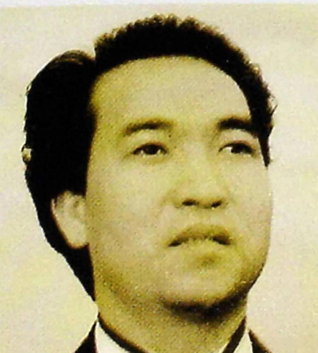 放弃亿万财产，抛弃中国国籍跑去英国捡垃圾，20年后成为国民英雄
