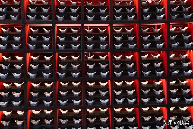 沾沾财气，千年古镇上海七宝老街惊现 “银墙” 打卡点