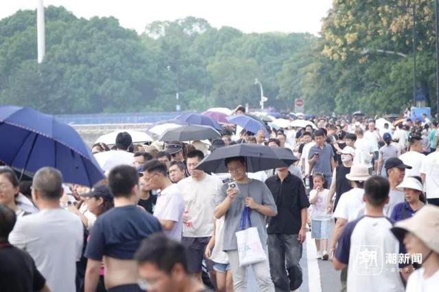太震撼！农历八月十七，钱塘江畔上演年度“追潮”大片，有人提前2小时抢好位