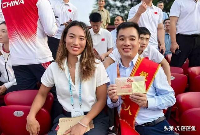九三阅兵现场！马龙站在徐梦桃旁边，王励勤也来了，大合影曝光