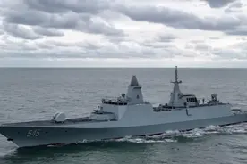 中国054B护卫舰服役，吨位放大战力更强，双面板砖替换俄式雷达图片