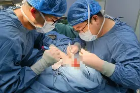 警惕！面部黄豆大凸起，竟然是癌症前兆图片