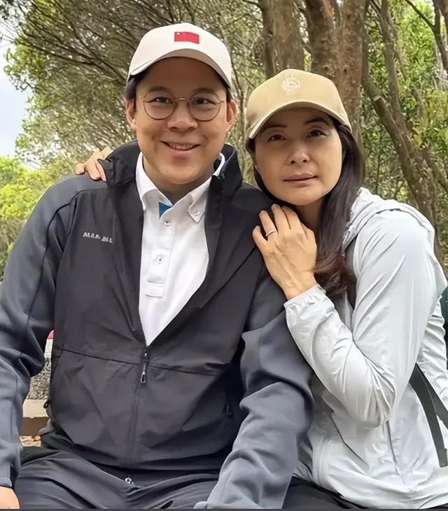 全网恭喜！45岁霍启刚又升职了，级别很高，妻子郭晶晶立了大功